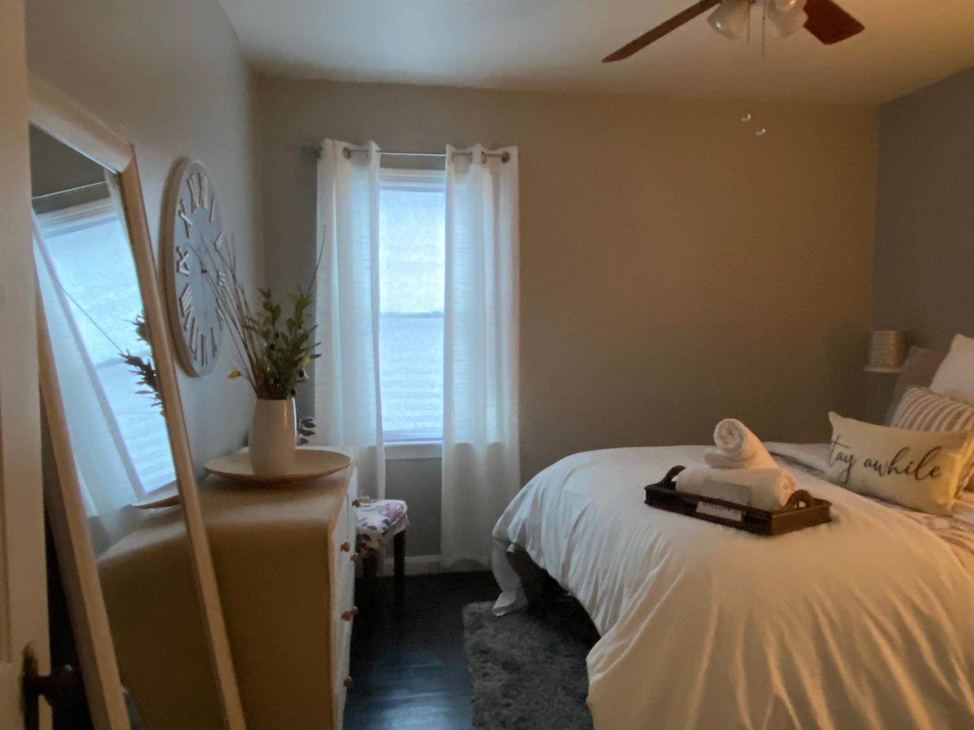 Cozy, 1St Floor Apartment 2Bdrms Plus Semi Private Room With Futon Pets With Fee Family Friendly Close To Everything Cleveland Exterior foto